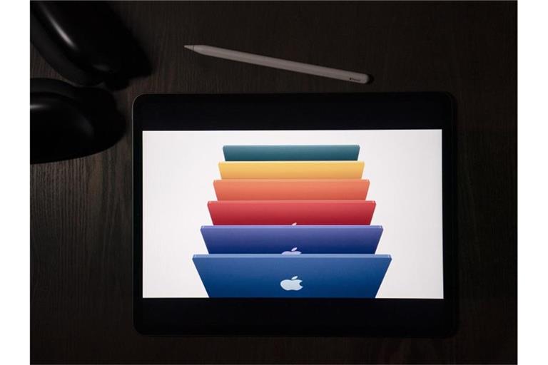 Der nur nur 11,5 Millimeter dicke iMac von Apple soll den PC-Rivalen Intel unter Druck setzen. Foto: Jae C. Hong/AP/dpa