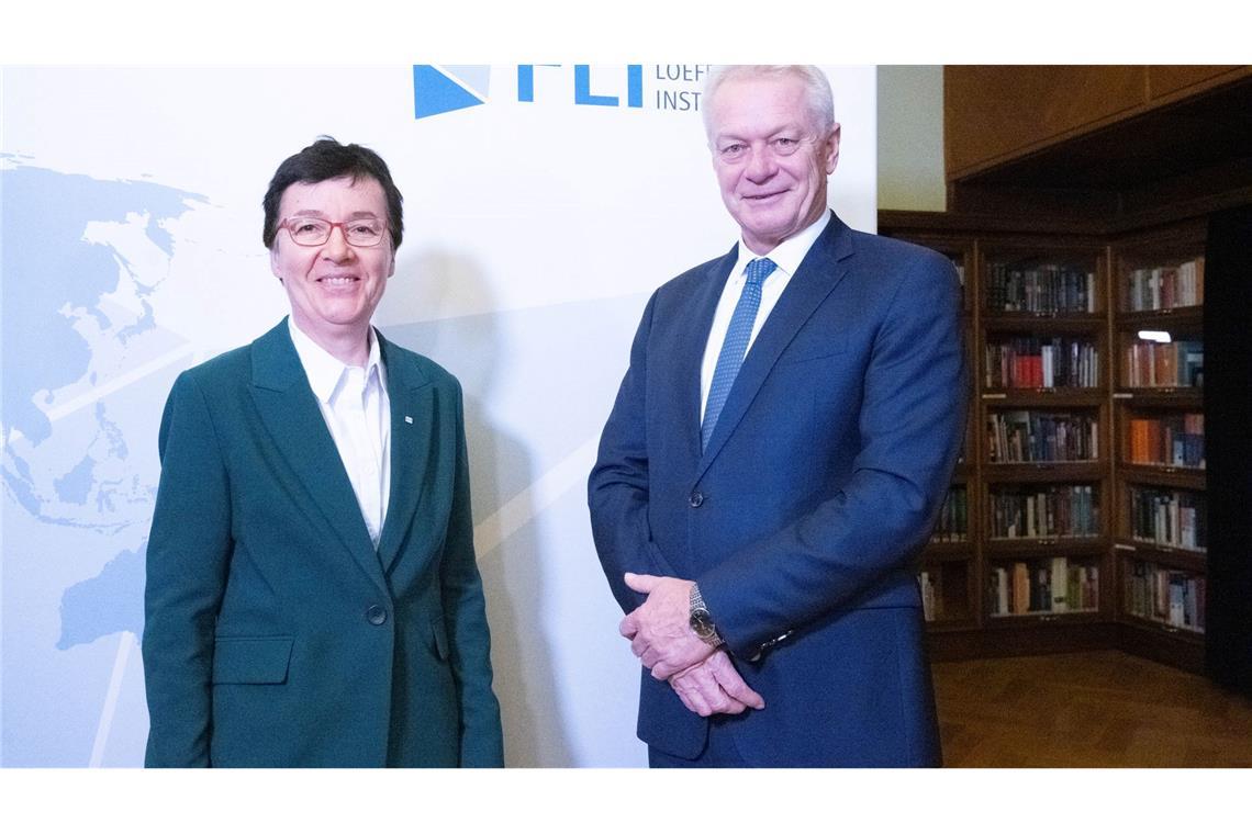 Der Nutzen möglicher Impfungen von Geflügel gegen die Geflügelpest wir unter anderem am Friedrich-Loeffler-Institut (FLI) untersucht. Bundeslandwirtschaftsminister Alois Rainer (CSU) weist auch auf mögliche Probleme hin.