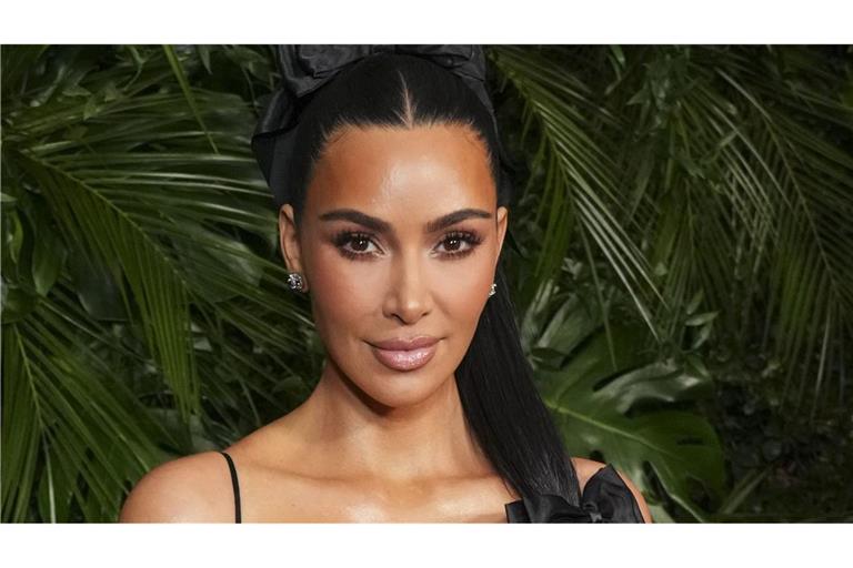 Der Nutzen von Kim Kardashian’s Face-Wrap ist aus medizinischer Sicht fraglich. Trotzdem war das Produkt in kurzer Zeit online ausverkauft.