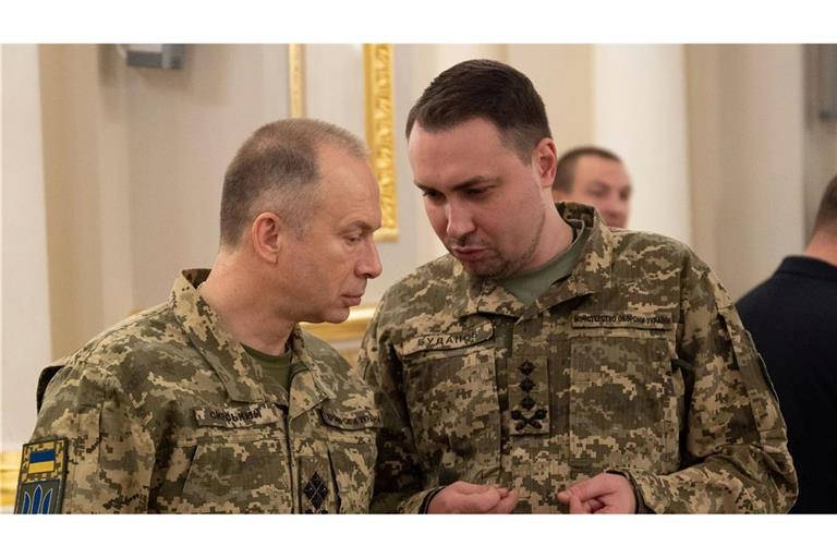 Der Oberbefehlshaber der ukrainischen Streitkräfte Olexander Syrskyj (l) und der Kommandeur des ukrainischen Militärgeheimdienstes HUR Kyrylo Budanow unterhalten sich während einer Verleihungszeremonie in Kiew.