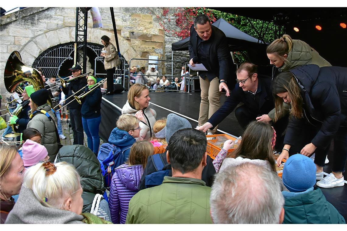 Der Oberbürgermeister und Mitglieder des Stadtrats verteilen Mürbeteig-Gänschen....