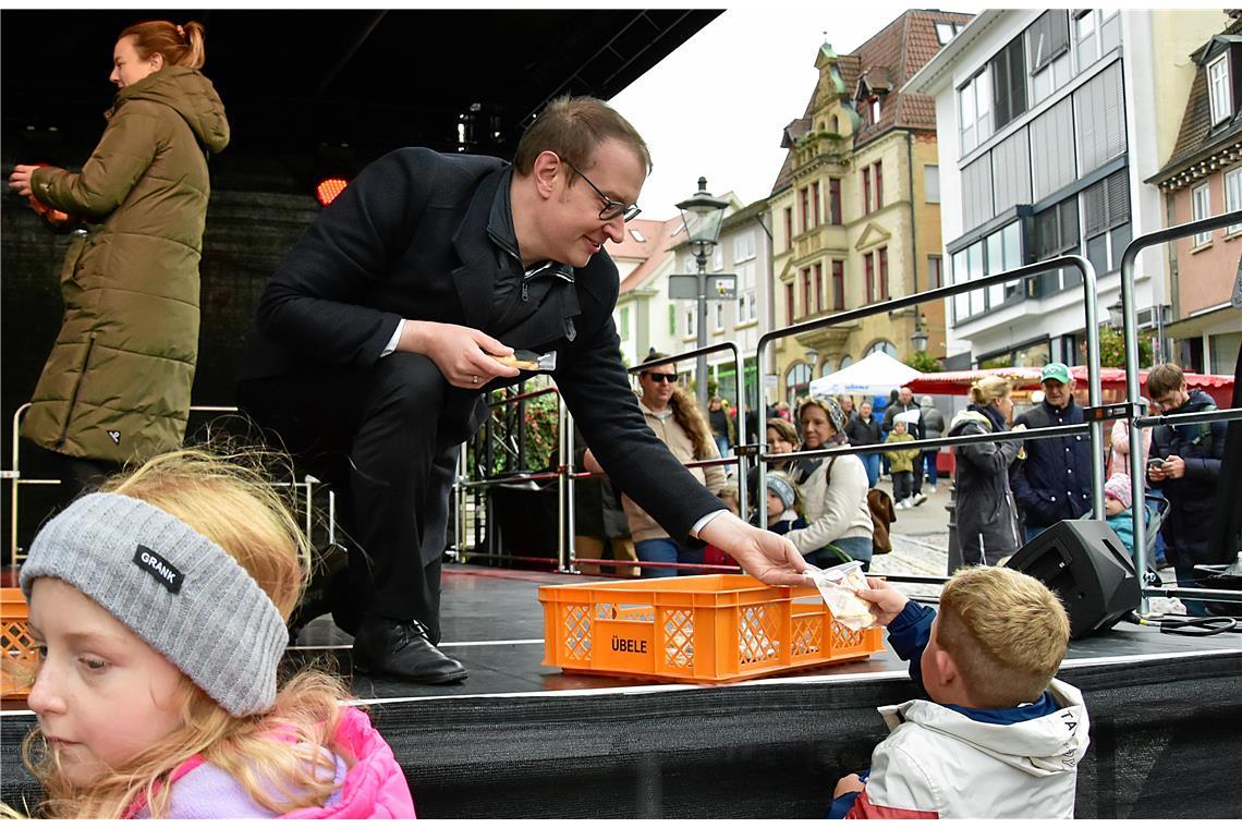 Der Oberbürgermeister und Mitglieder des Stadtrats verteilen Mürbeteig-Gänschen....