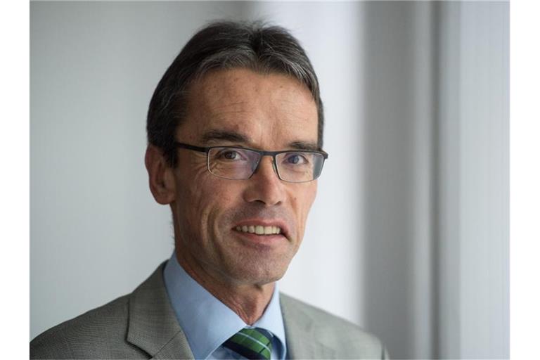 Der Oberbürgermeister von Ellwangen, Karl Hilsenbek, schaut in die Kamera. Foto: Marijan Murat/Archivbild