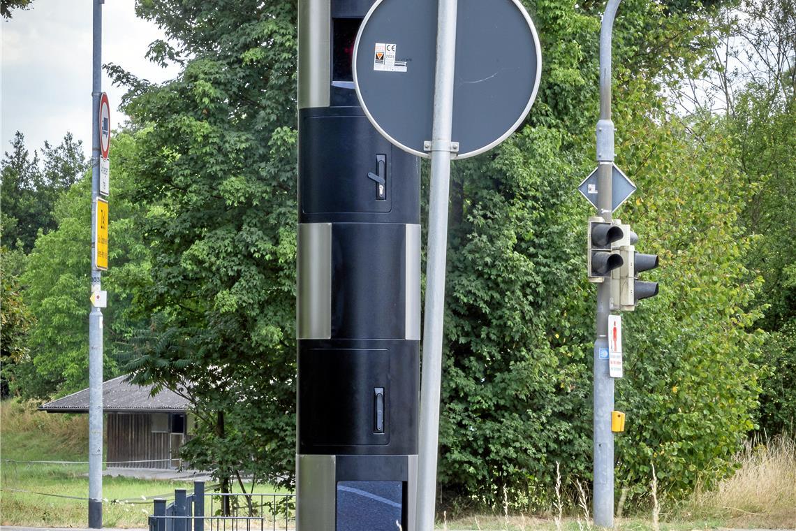 Der obere Teil des Blitzers wird teilweise von einem Schild verdeckt. Foto: Alexander Becher