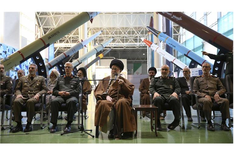 Der Oberste Religionsführer des Irans, Ajatollah Ali Chamenei (M),  besucht eine Ausstellung über die Errungenschaften der Revolutionsgarde in der Luft- und Raumfahrt. (Archivbild)