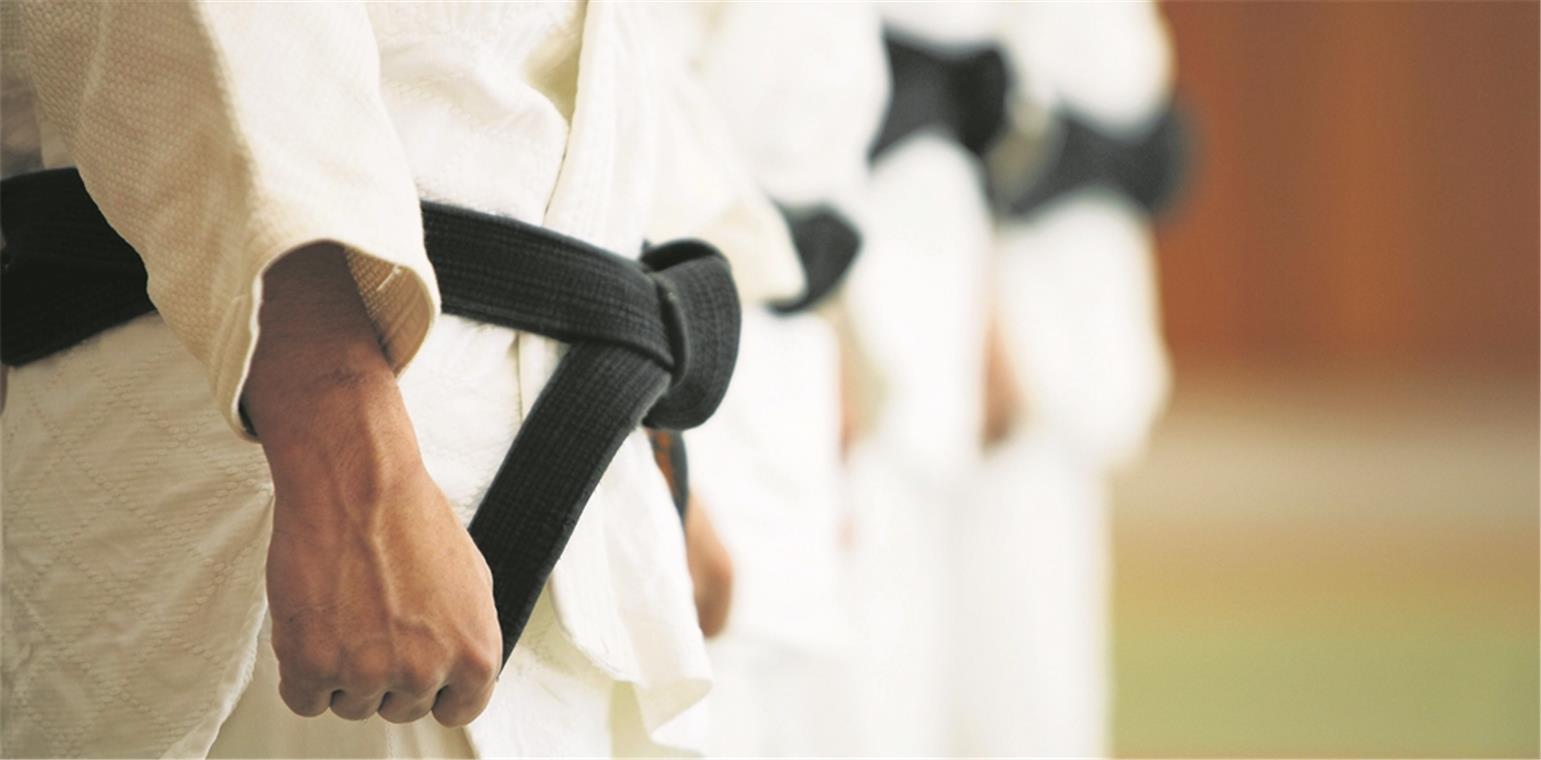 Der Obi hält den Gi zusammen: Die Rede ist vom Gürtel, der den Judo-Anzug schließt. Die schwarze Farbe zeigt, dass es sich um Könner handelt, drunter gibt’s in Deutschland acht weitere Stufen. Foto: Imago