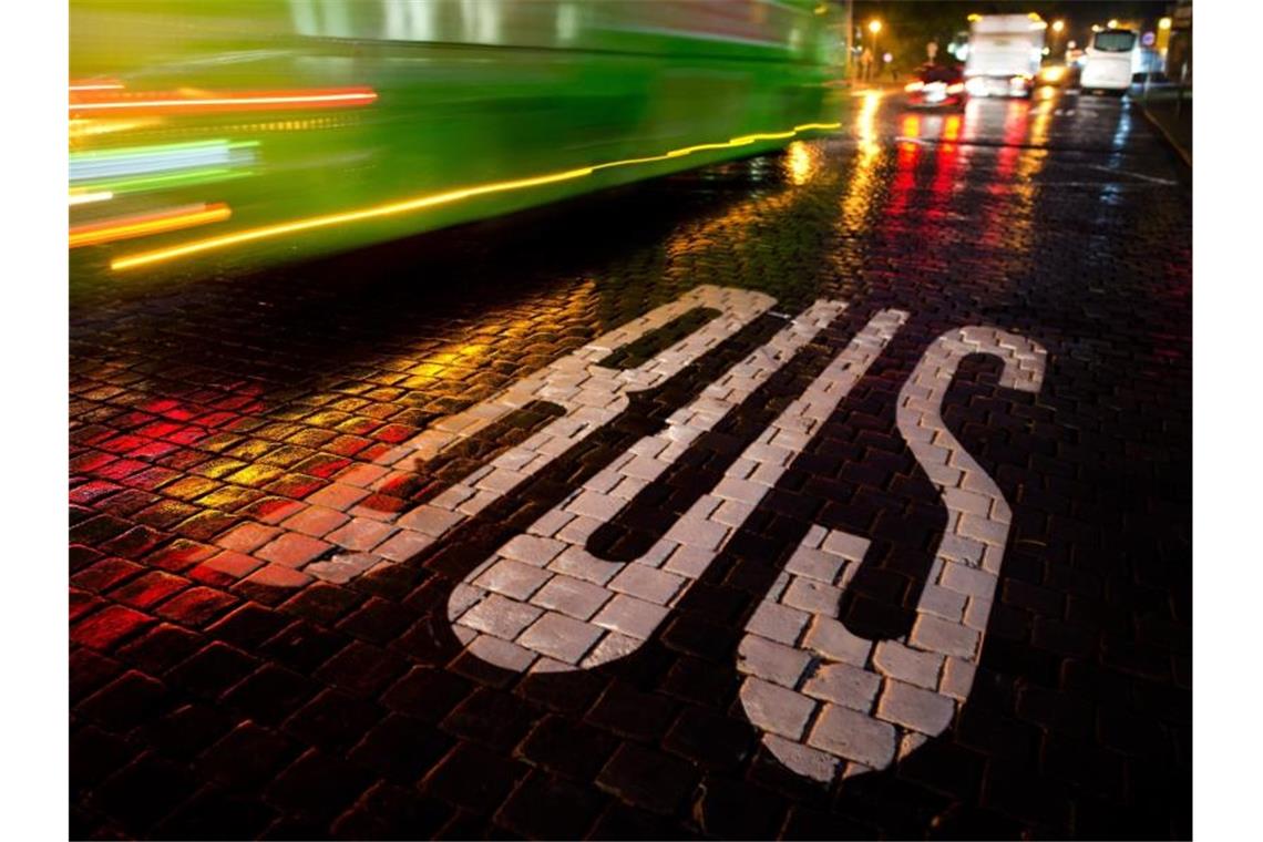 Der Bus kommt - Verkehrsbetriebe wollen ausbauen Der Öffentliche Nahverkehr stößt vielerorts längst an seine Grenzen. Foto: Arno Burgi/dpa