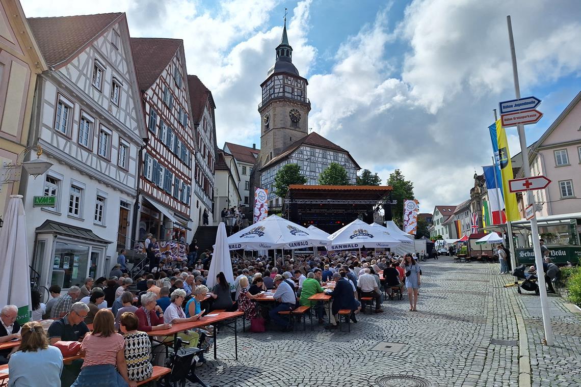 Der ökumenische Gottesdienst am Marktplatz ist am Sonntagmorgen gut besucht. Foto: privat