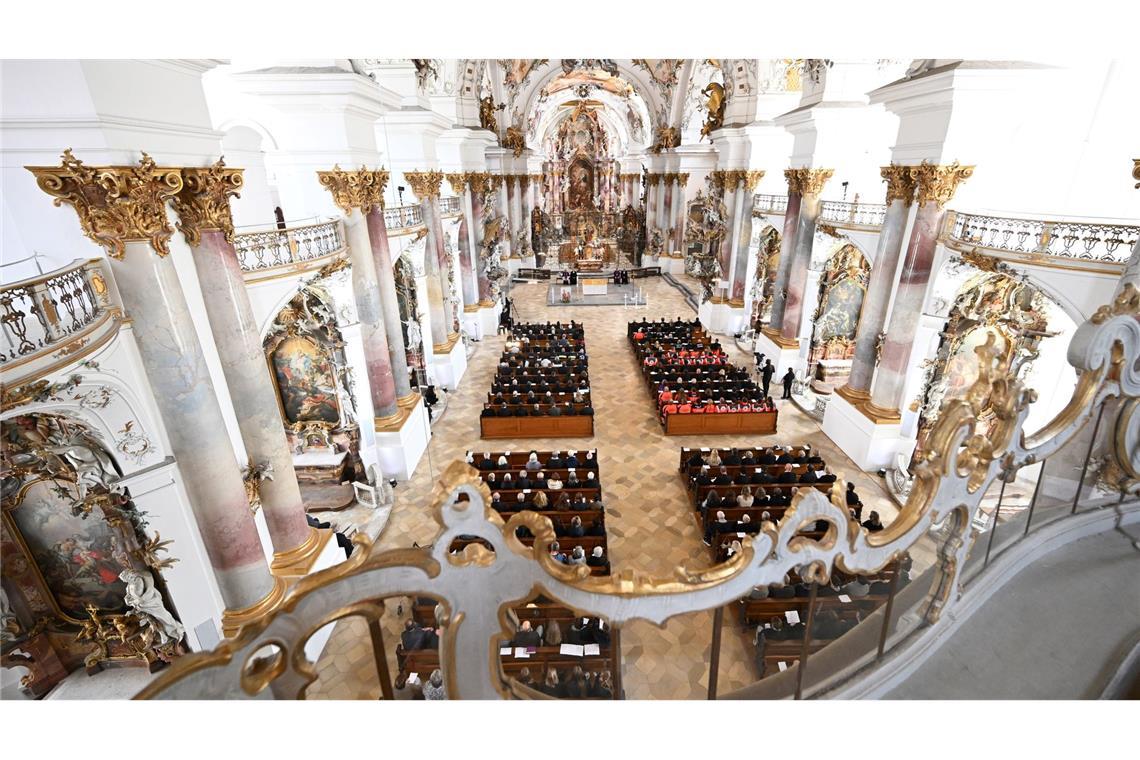 Drei Kerzen und Rosen für Tote - Gedenken nach Zugunglück Der ökumenische Gottesdienst wurde von den Bischöfen Klaus Krämer, der Diözese Rottenburg-Stuttgart, und Gohl gehalten.