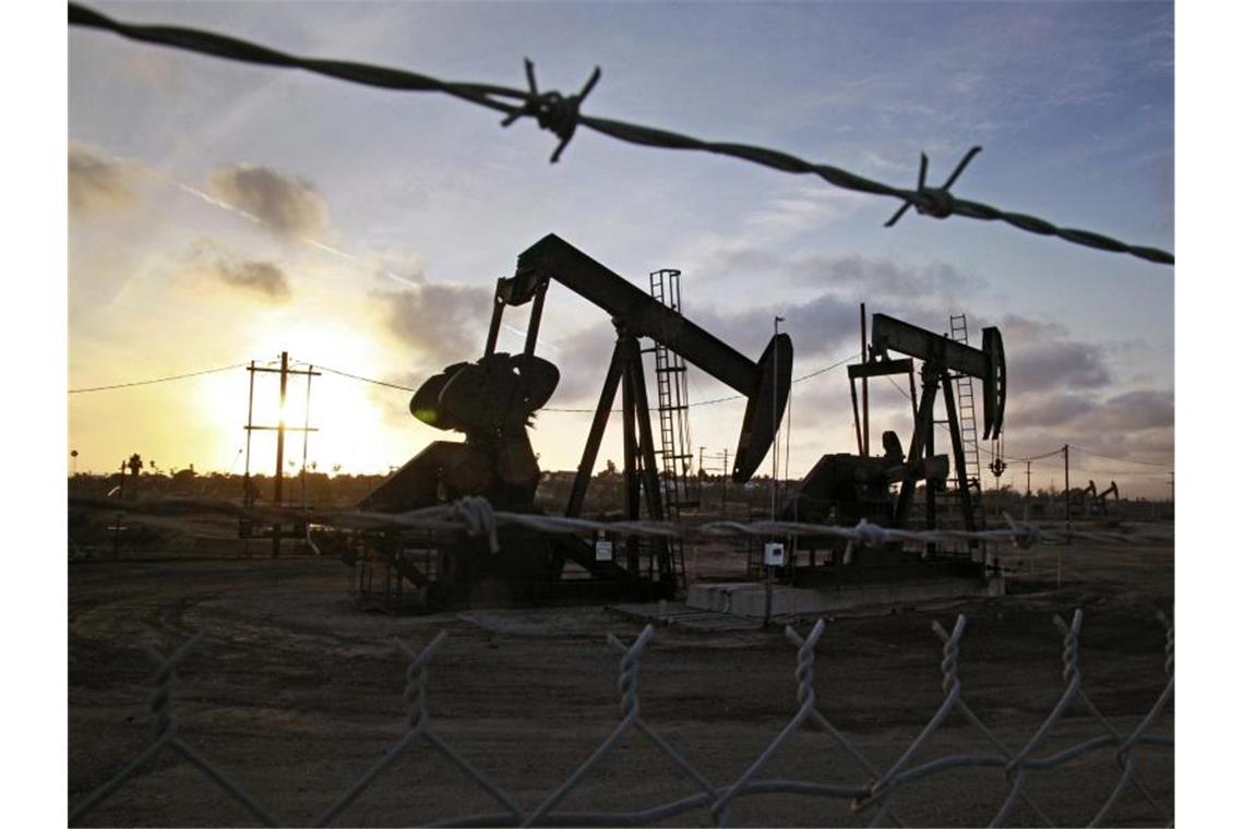 Der Ölpreis ist im Keller. Die Opec will darauf reagieren. Foto: Richard Vogel/AP/dpa