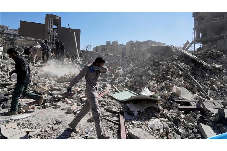 Der örtliche Rote Halbmond berichtet von Attacken in 153 iranischen Städten.