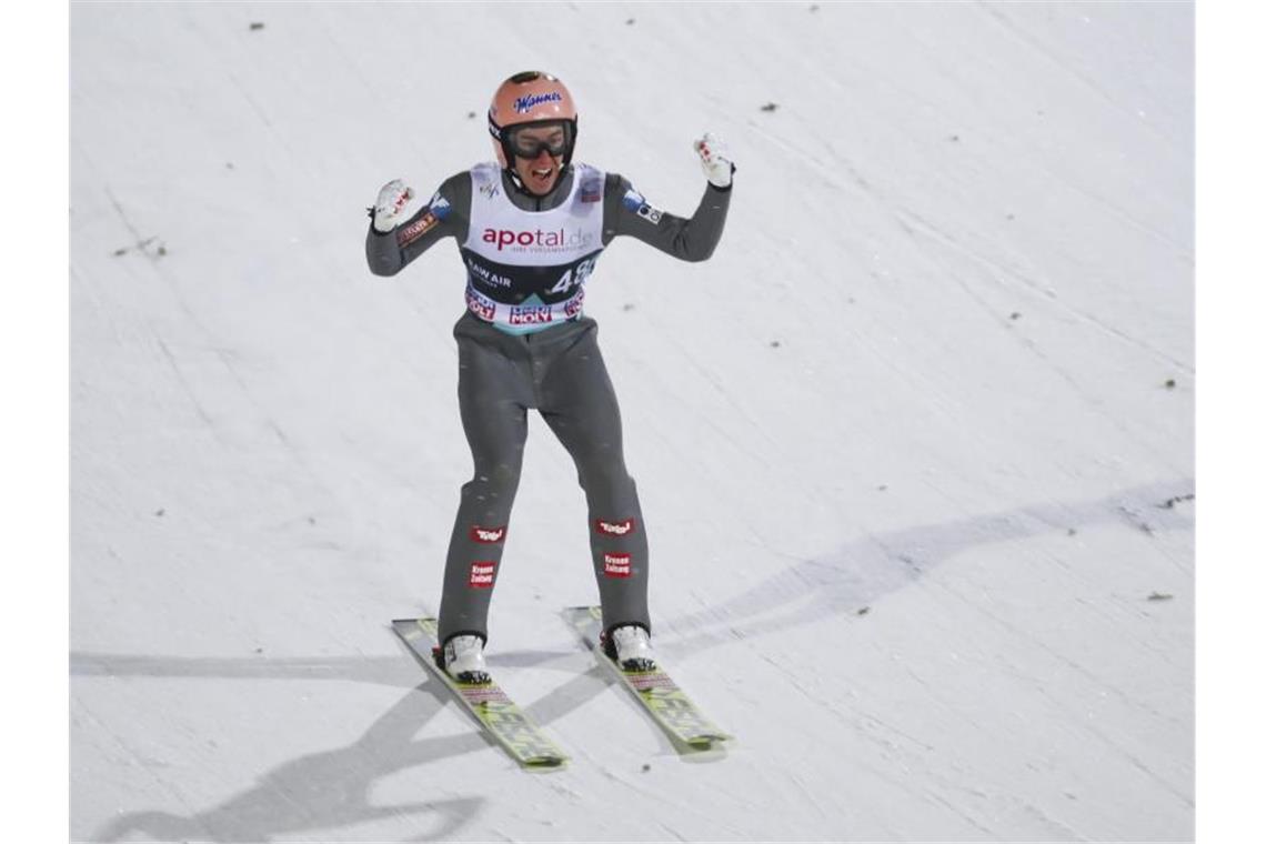 Der Österreicher Stefan Kraft holte sich im russischen Nischni Tagil mit Sprüngen über 140 und 134,5 Meter den Sieg. Foto: Terje Bendiksby/NTB scanpix