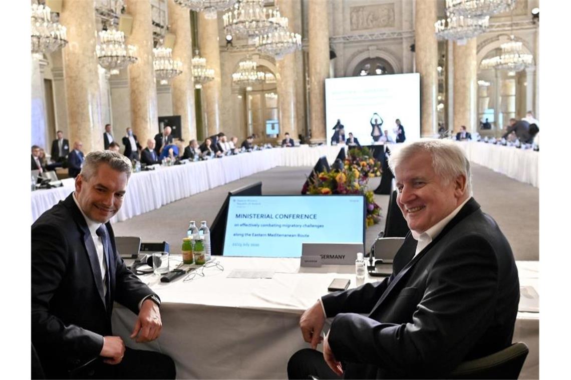 Der österreichische Innenminister Nehammer und Bundesinnenminister Seehofer bei der „Ministerkonferenz zur Bekämpfung illegaler Migration an den östlichen Mittelmeerrouten“. Foto: Herbert Neubauer/APA/dpa