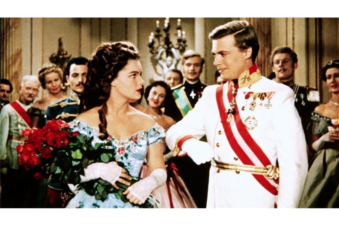 Der österreichische Kaiser Franz Joseph (Karlheinz Böhm) bittet Sissi (Romy Schneider) um ihre Hand - Szene aus dem Film "Sissi". Der österreichische Film aus dem Jahr 1955 wird am heutigen Heiligabend und am ersten Weihnachtsfeiertag bei RTL ausgestrahlt.
