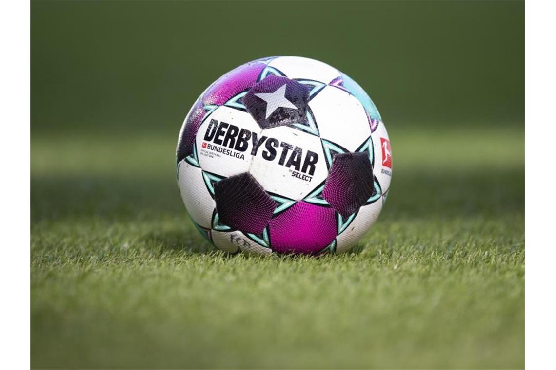 Alle Spieler in Quarantäne: Spielabsage bringt Kiel in Not Der offizielle Spielball der Saison 2020/2021 liegt auf dem Rasen. Foto: Tom Weller/dpa/Symbolbild