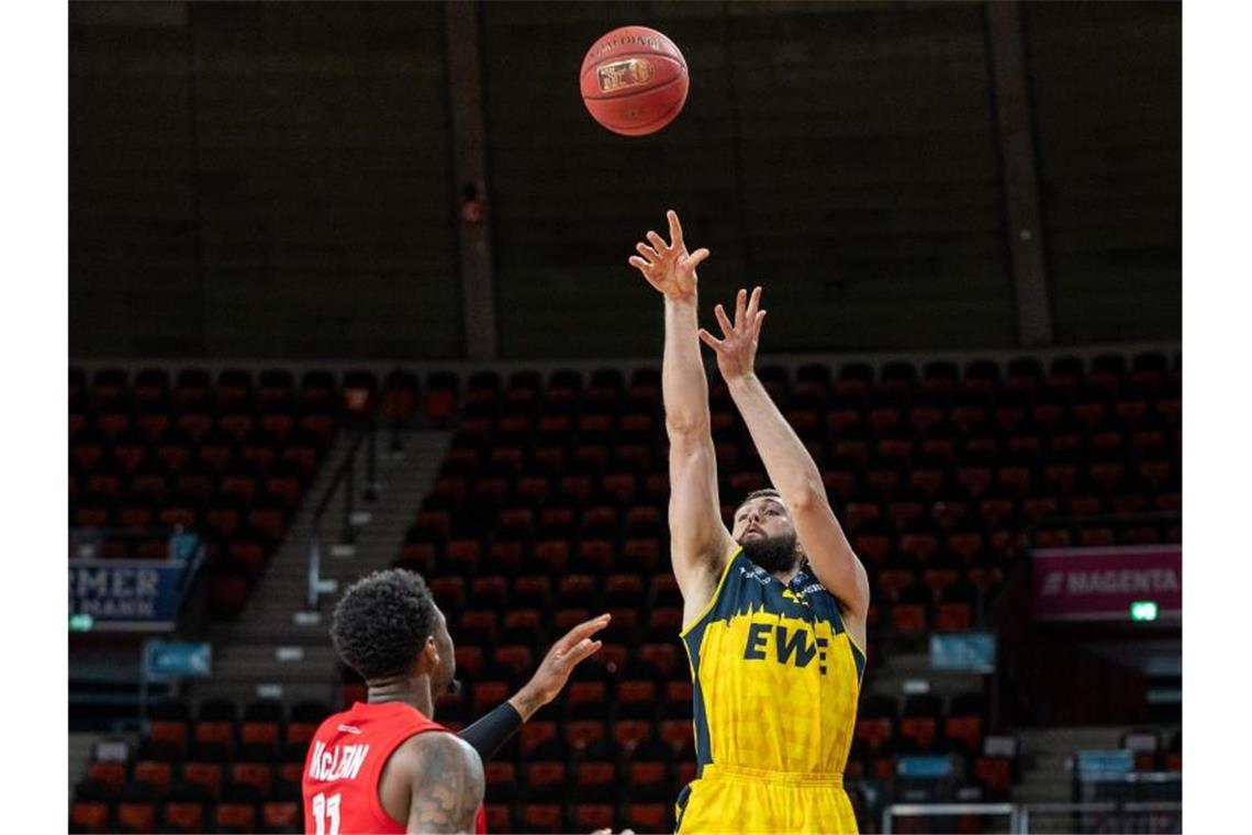 Alba souverän auf Halbfinal-Kurs - Bamberg droht Aus Der Oldenburger Nathan Boothe (r) wird beim Wurf kaum gestört. Foto: Ulf Duda/fotoduda.de/BBL/Pool/dpa