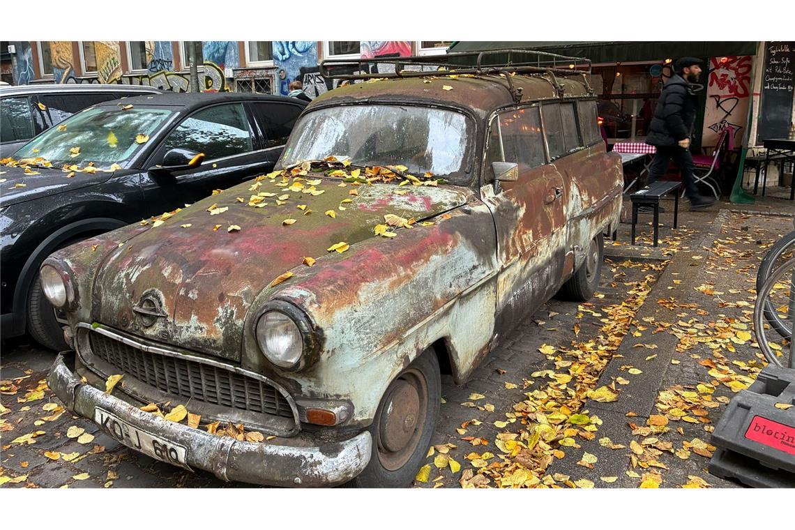 Wie lange fährt er noch? Rostlaube muss umziehen Der Oldtimer musste umparken, weil Parkplätze im Kiez schwinden. Sein neuer Standort ist fast gegenüber vom alten.
