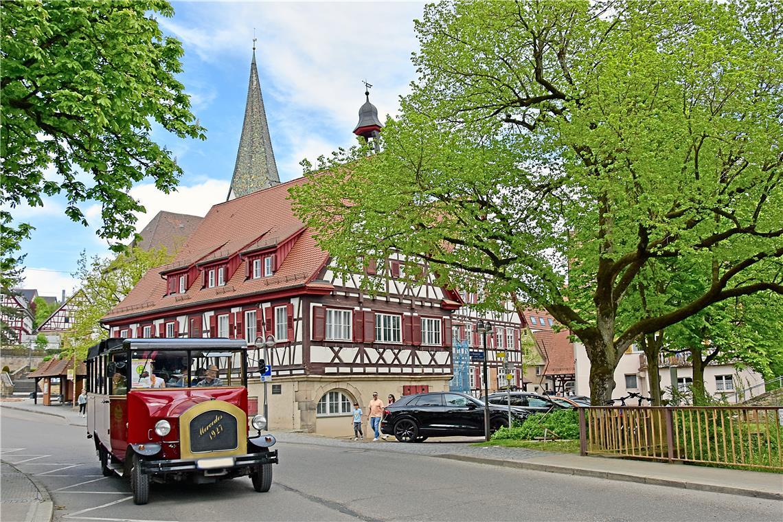 Der Oldtimer-Shuttelbus fährt am Rathaus vorbei. . Der kostenlose Buspendelverke...