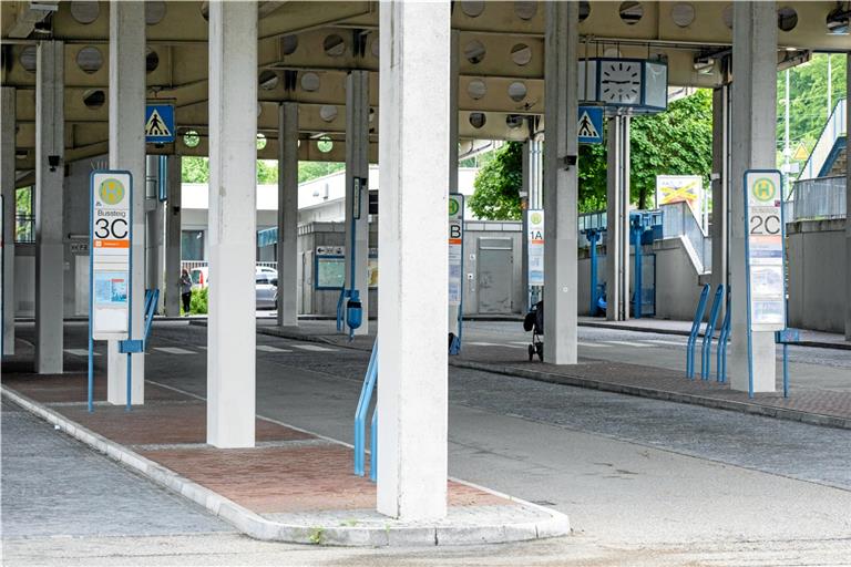Der Omnibusbahnhof von Backnang war gestern den gesamten Tag über völlig verwaist. Der Busverkehr war nahezu restlos eingestellt. Foto: A. Becher