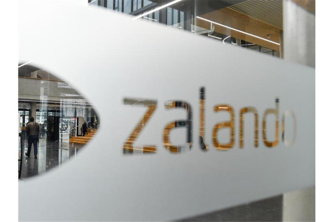 Der Online-Händler Zalando SE hat europaweit rund 14.000 Beschäftigte. Foto: Jens Kalaene/dpa