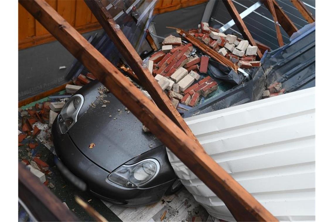 Wetterdienst: Sturmlage noch bis morgen durchstehen Der Orkan „Zeynep“ hat das Dach über einem Porsche zum Einsturz gebacht. Foto: Lars-Josef Klemmer/dpa