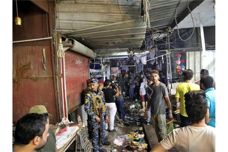 Der Ort des Selbstmordanschlags auf einem Markt in der Hauptstadt Bagdad. Foto: Khalid Mohammed/AP/dpa