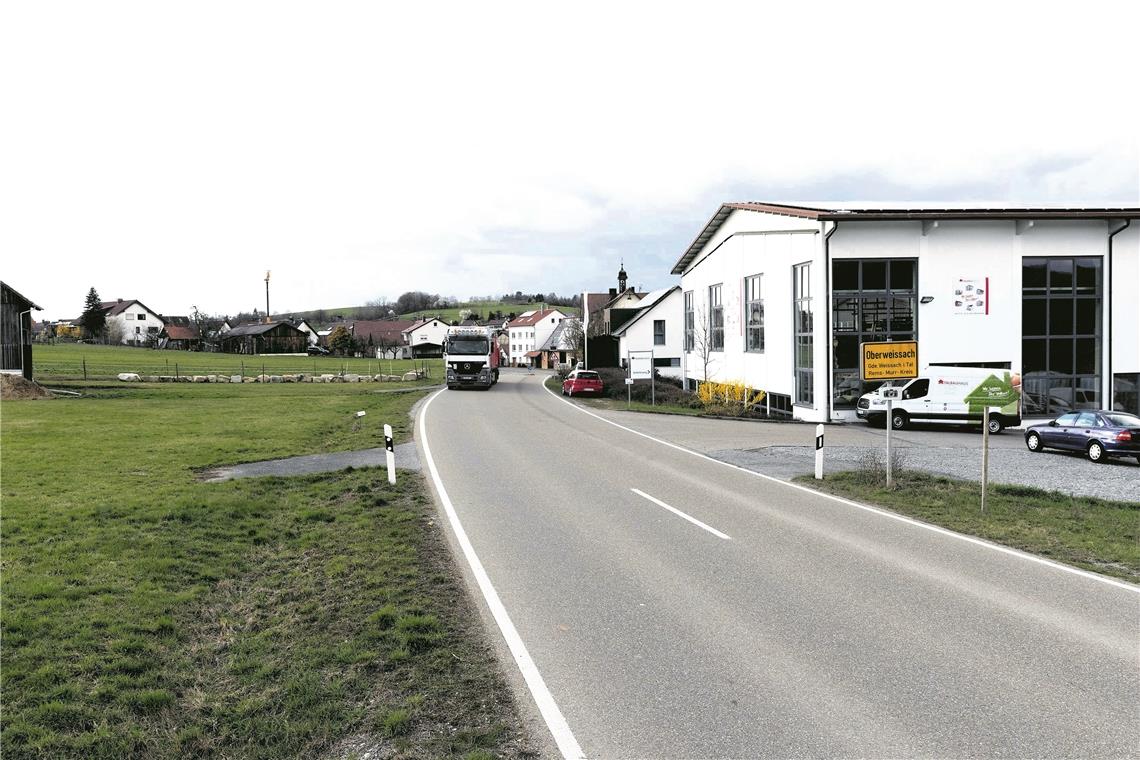 Talbau stößt an Grenzen Der Ortseingang von Oberweissach könnte sich bald stark verändern: Die Firma Talbau (rechts) möchte erweitern und plant dazu unter anderem einen Neubau auf der anderen Straßenseite. Foto: J. Fiedler