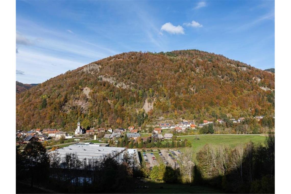 Hubschrauber hilft bei Sicherung von Felsen in Todtnau