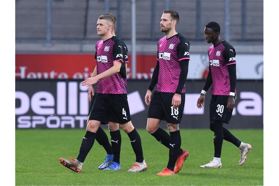 Nach Abbruch: MSV und Osnabrück wollen Wiederholung Der Osnabrücker Angreifer Aaron Opoku (r) war von einem Duisburger Zuschauer angefeindet worden. Foto: Revierfoto/dpa