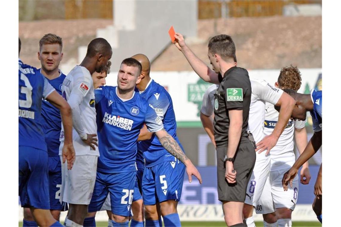 VfL Osnabrück will Sperre für Ceesay nicht akzeptieren Der Osnabrücker Assan Ceesay (2.v.l) erhält von Schiedsrichter Florian Badstübner die rote Karte. Foto: Uli Deck/dpa