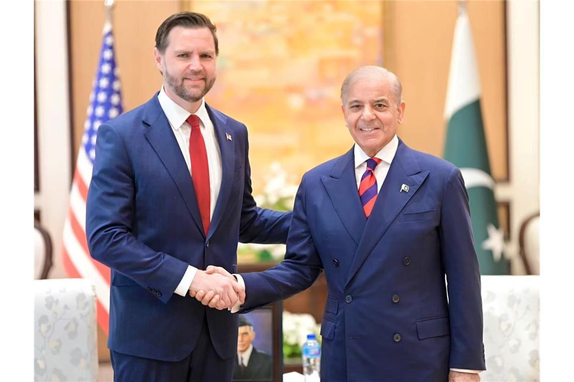 Der pakistanische Premierminister Shehbaz Sharif (rechts) begrüßt den US-Vizepräsidenten JD Vance in Islamabad zu Gesprächen.