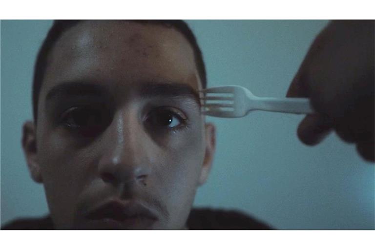 Der palästinensisch-syrische Schauspieler und Rapper Abdulrahman Diab (19) in seinem Debütfilm „Xoftex“. Die Rolle des Nasser übernahm er mit 17 Jahren, als er noch mit seiner Mutter und seinen Geschwistern in einem Berliner Flüchtlingslager lebte.