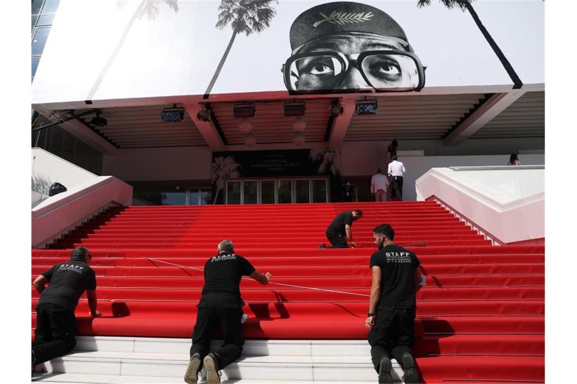 Stars und roter Teppich: Filmfestival Cannes gestartet Der Palais des Festivals bekommt seinen roten Teppich zurück. Foto: Gao Jing/Xinhua/dpa