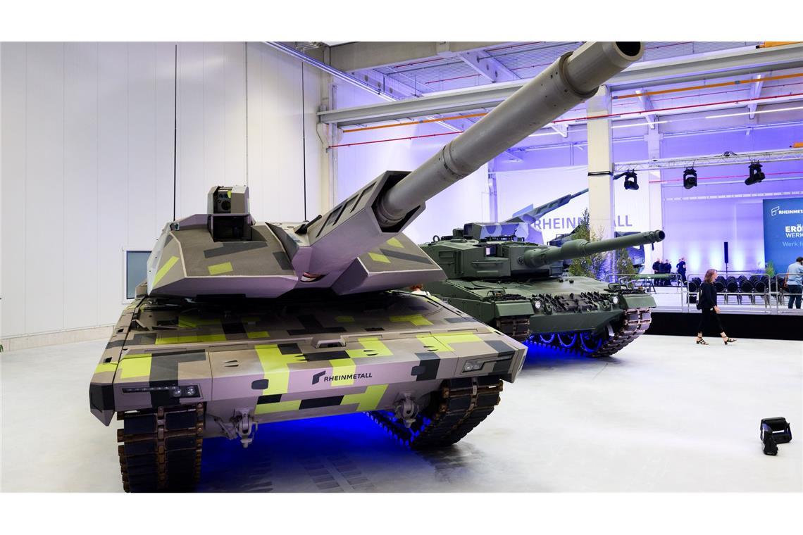 Der Panther-Kampfpanzer von Rheinmetall (links) steht neben anderen Panzern und Haubitzen des Rüstungskonzerns bei einer Vorführung in Unterlüß.