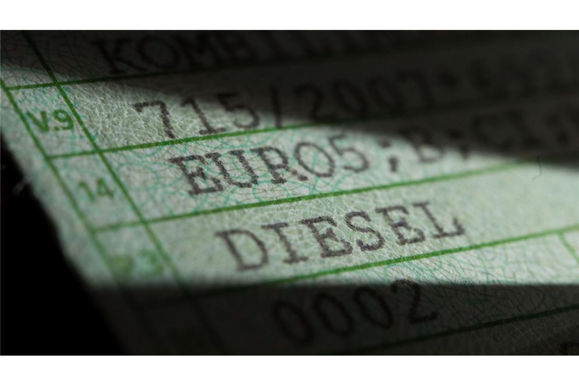 Der Papier-Fahrzeugschein könnte bald Geschichte sein.