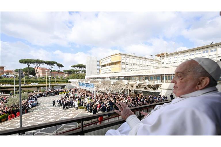 Der Papst ist nach mehr als fünf Wochen aus dem Krankenhaus entlassen worden.