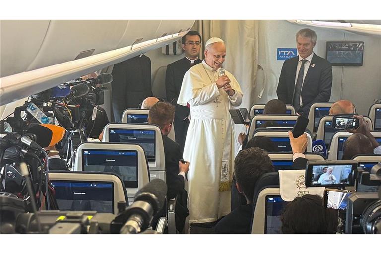 Der Papst kam im Flugzeug zu den mitreisenden Journalisten.