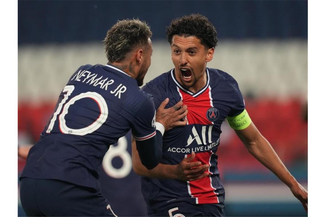 Der Pariser Torschütze Marquinhos (r) feiert mit Neymar den Treffer zum 1:0 gegen Manchester City. Foto: Julien Poupert/PA Wire/dpa