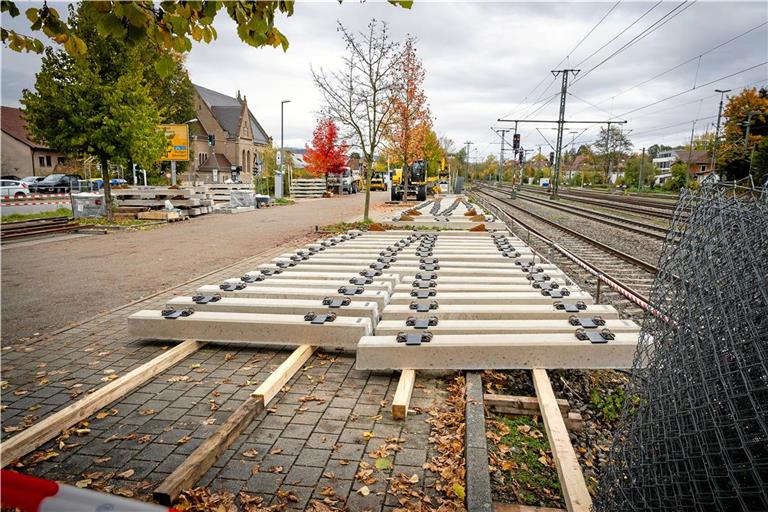 Auftakt zum Herbst der Sperrungen Der Parkplatz am Backnanger Bahnhof wird aktuell teilweise von der DB Infrago für Arbeiten an den Weichen in Beschlag genommen. Foto: Alexander Becher