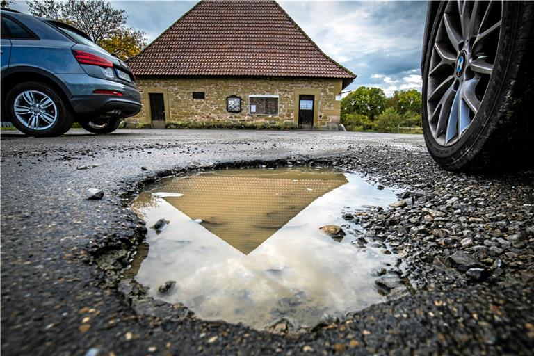 Der Parkplatz an der historischen Kelter in Kleinaspach weist zahlreiche Schäden auf. Foto: A. Becher