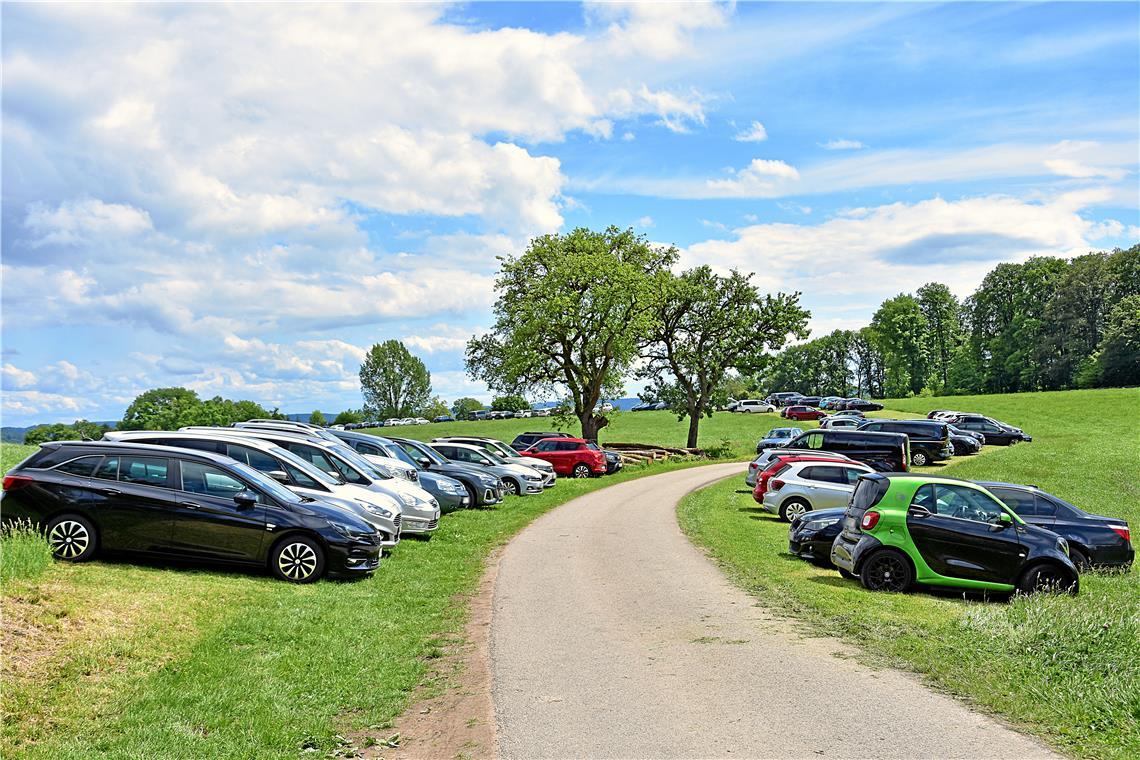Der Parkplatz in der Natur am Fuße des Berges. Danach geht es zu Fuß auf den Ber...