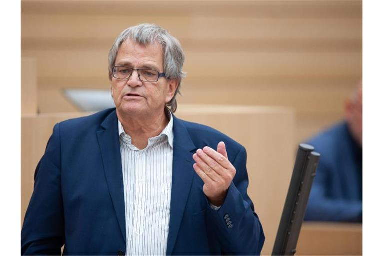 Der Parlamentarische Geschäftsführer der Grünen Uli Sckerl hält im Landtag eine Rede. Foto: Gregor Bauernfeind/dpa/archivbild