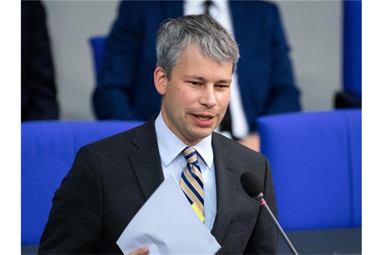 Der Parlamentarische Staatssekretär im Bundesverkehrsministerium, Steffen Bilger (CDU). Foto: Bernd von Jutrczenka/dpa/Archivbild