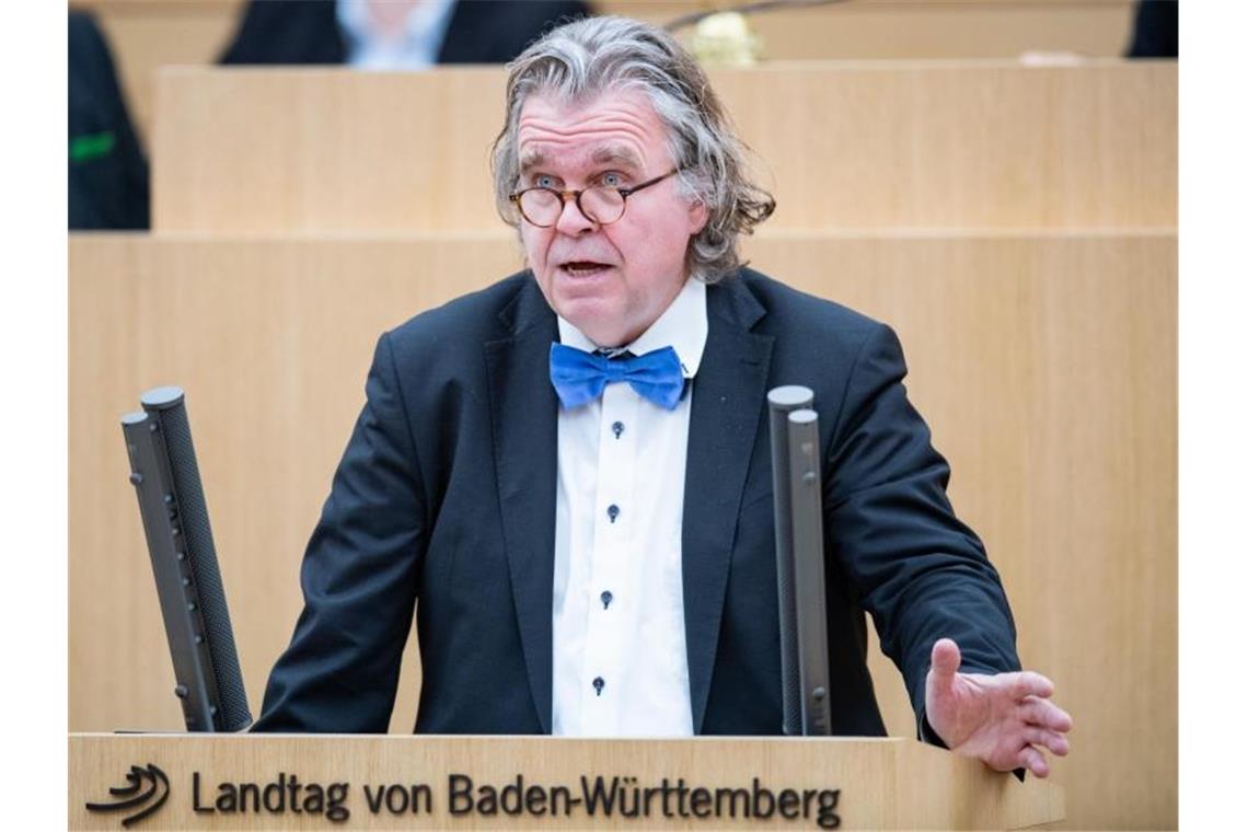 Der parteilose Politiker Heinrich Fiechtner spricht im Stuttgarter Landtag. Foto: Tom Weller/dpa/Archivbild