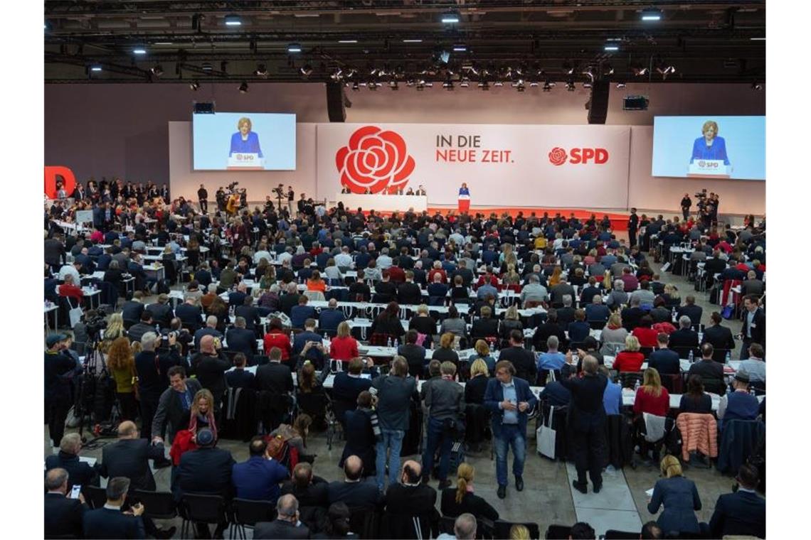 SPD-Parteitag lehnt Antrag zu Ausstieg aus GroKo ab Der Parteitag soll vier Dinge bringen: Eine neue Führung, eine Bestimmung des Kurses der Partei in der GroKo, eine programmatische Neuausrichtung sowie organisatorische Reformen. Foto: Michael Kappeler/dpa