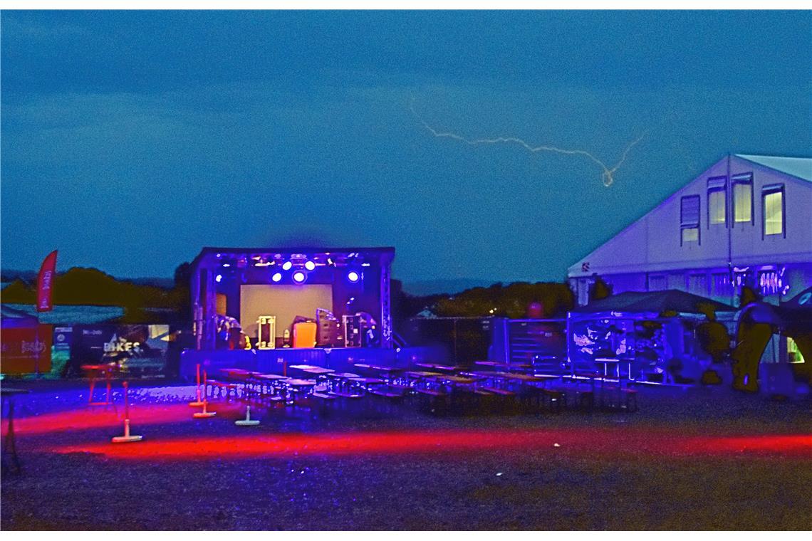 Der Party-Festplatz musste wegen Unwetterwarnung geräumt werden. Das Gewitter is...