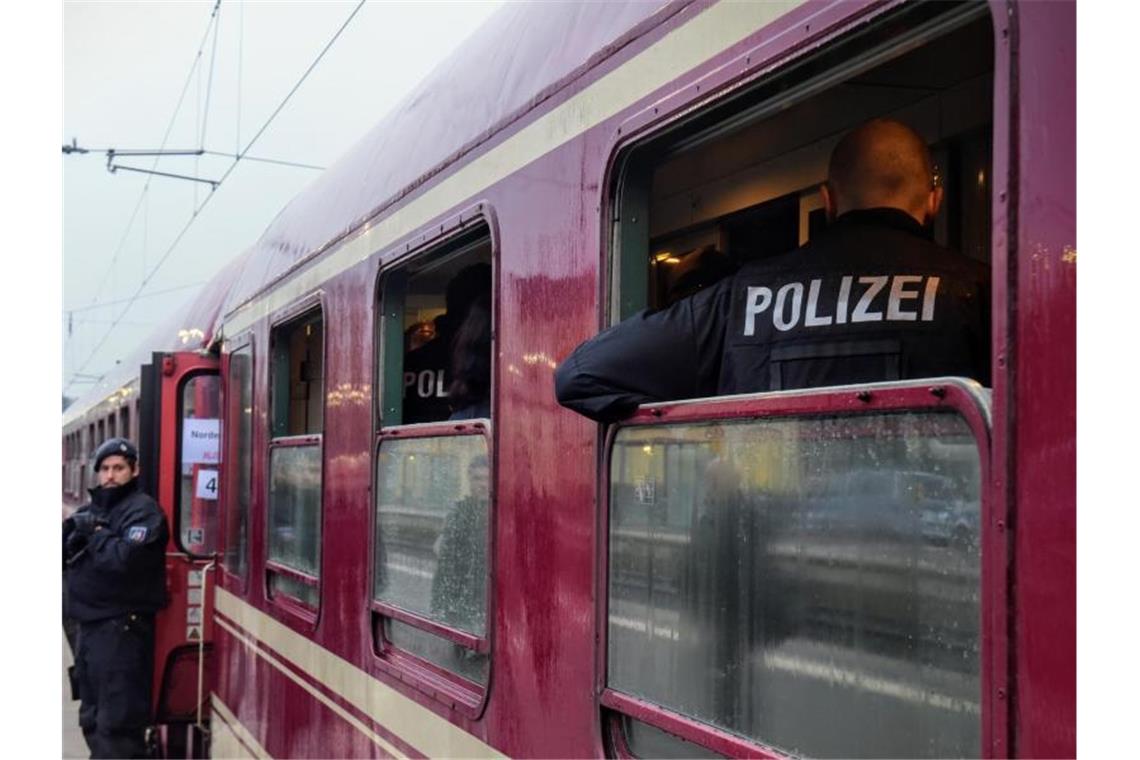 Der Partyzug, aus dem die Flasche stammte, ist in Greven von der Polizei gestoppt worden. Foto: Günter Benning/dpa