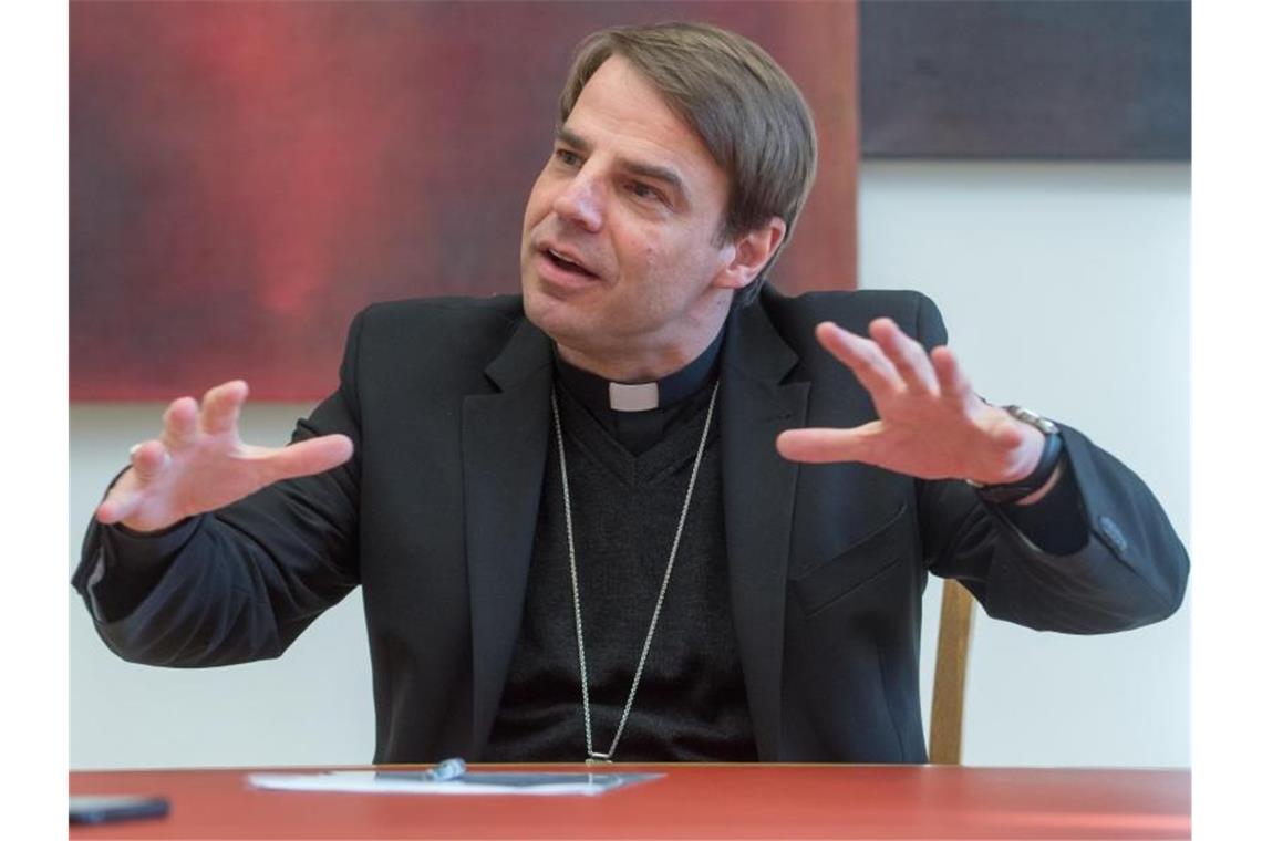 Rassismus-Debatte: Bischof und Professorin rudern zurück Der Passauer Bischof Stefan Oster. Foto: Armin Weigel/dpa/Archivbild