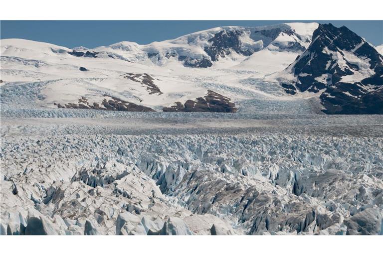 Der Perito-Moreno-Gletscher, Bismarck-Gletscher oder Francisco-Gormáz-Gletscher ist einer der größten Auslassgletscher des Südlichen Patagonischen Eisfeldes, des größten Gletschergebietes der südamerikanischen Anden.