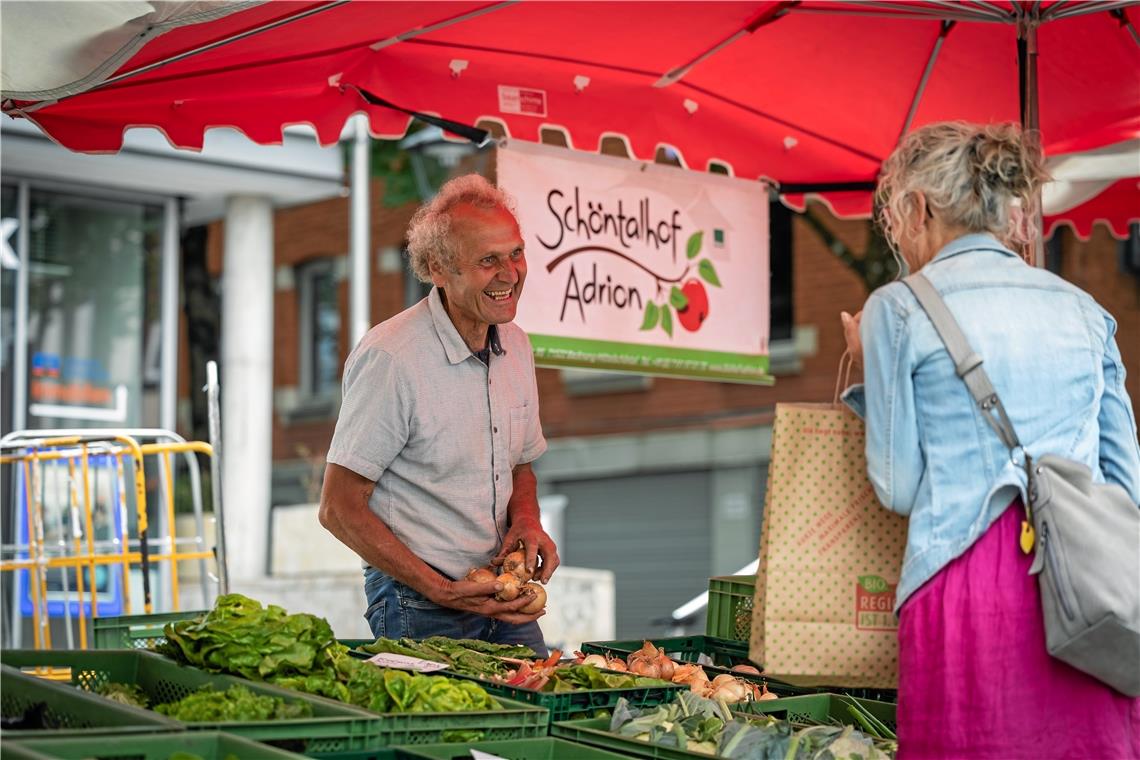 Werbeoffensive für den Backnanger Wochenmarkt Der persönliche Kontakt zu seiner Kundschaft ist Gemüsebauer Georg Adrion besonders wichtig. Mit einigen Kunden ist er mittlerweile sogar freundschaftlich verbunden. Foto: Alexander Becher